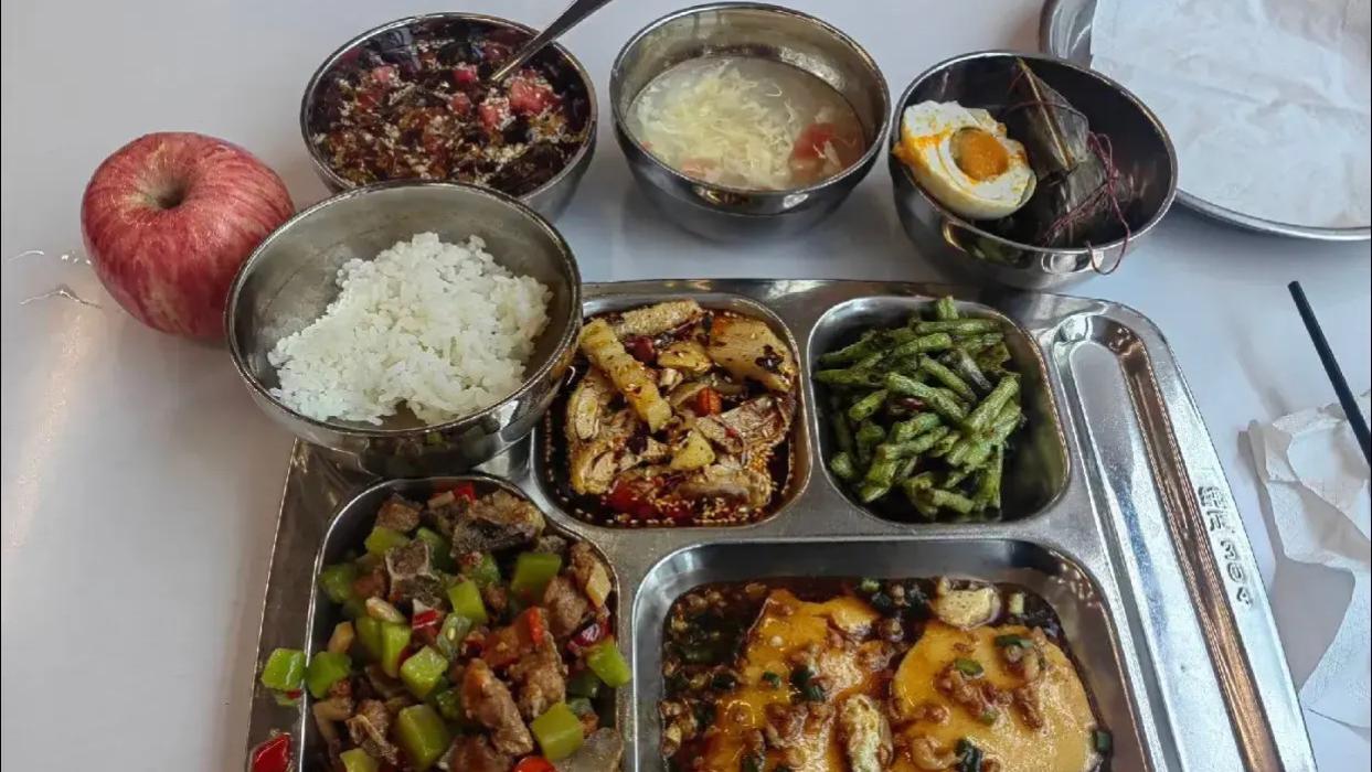 体制内食堂伙食多让人眼馋？菜品丰富口味适中，网友：能吃一辈子