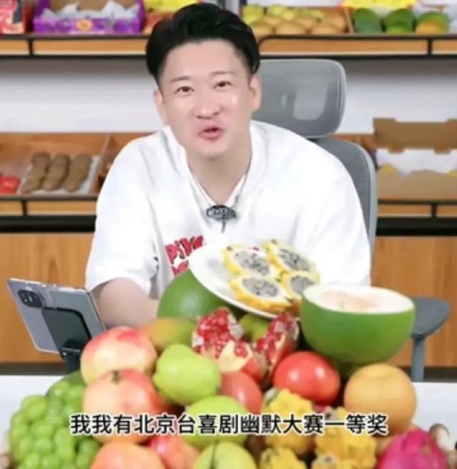 可怜的曹云金,一年147个相声专场,为了钱沦落到卖水果的地步