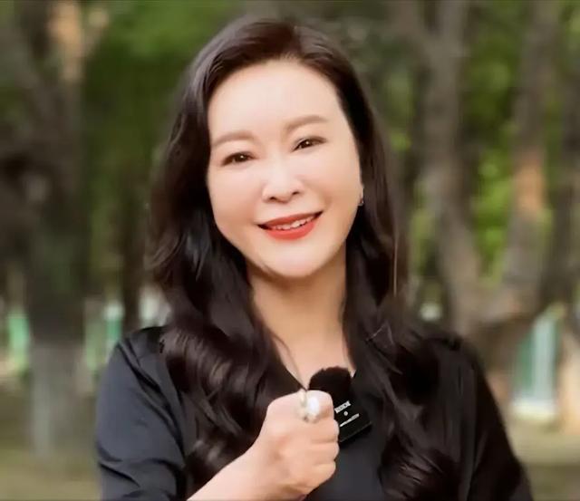 前央视主持人现身以色列，大肆宣扬国外，现如今成为了带货网红!