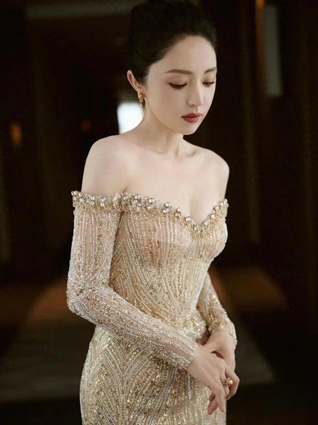 还记得《雪花女神龙》里的冷艳动人的上官燕吗？董璇 这状态太绝了