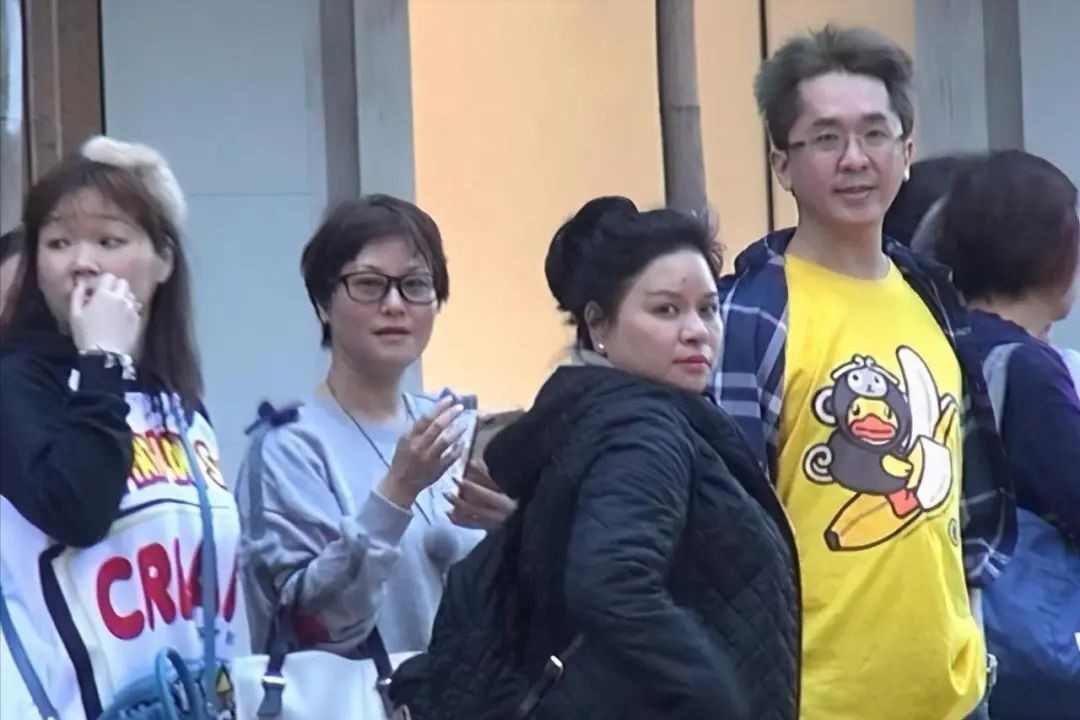 穷时只剩1个亿，三位女友每人50万，每周轮流陪2天，剩一天休息