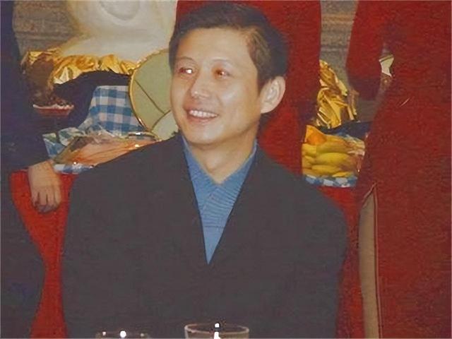 他是“央视败类”，抛弃妻子和董卿同居6年，14岁才知叔叔是亲爸