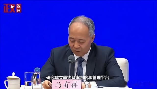 钓鱼网红邓刚疯狂打折甩卖鱼竿，疑似提前洞悉垂钓备案新动向？