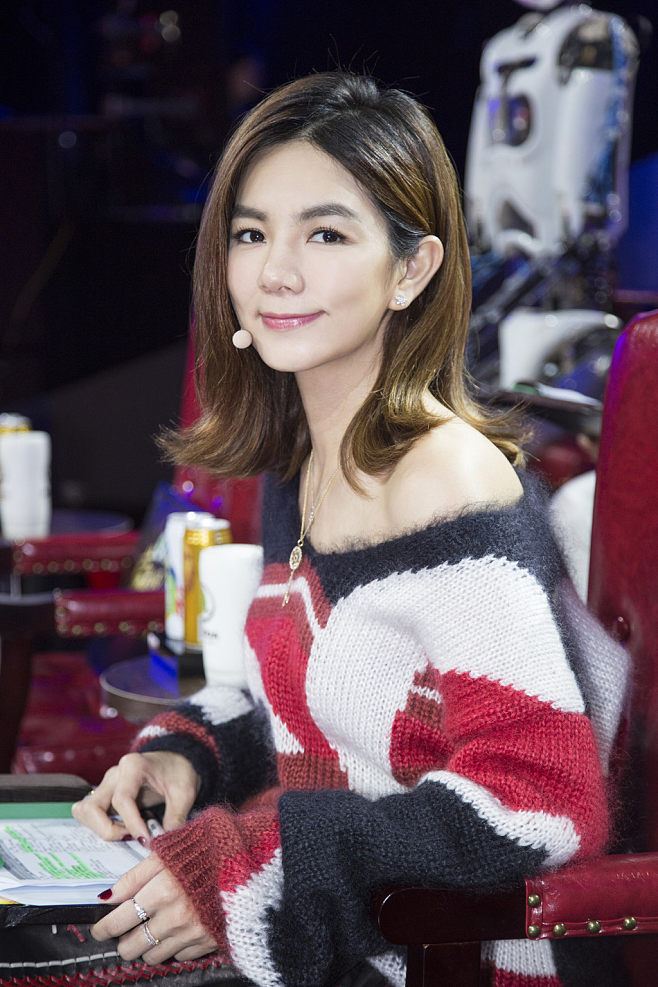 Ella在家运动被儿子劝说！提起自己的坏习惯，她感到有点无奈