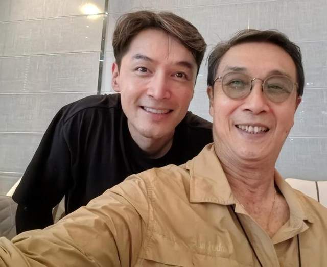 41岁胡歌素颜出镜苍老明显,近照被夸很松弛,曾心疼妻子带娃辛苦