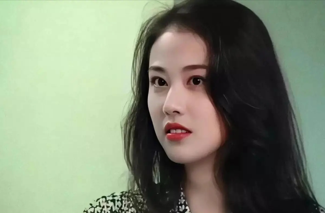 去世9个月后,豪宅破败被挂售,人走茶凉就是对周海媚最好的诠释