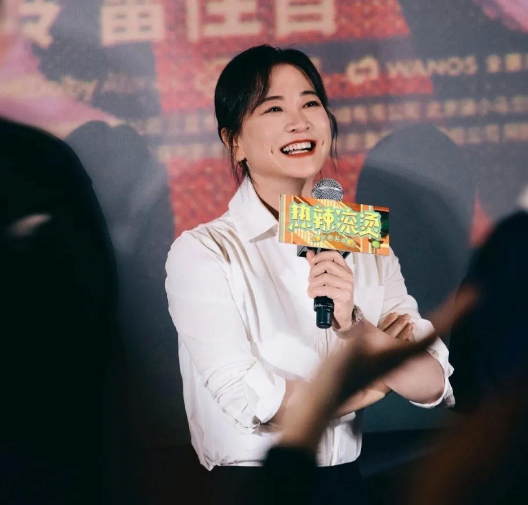 《热辣滚烫》路演，贾玲带火了一种新穿法：短外套+小黑裤太时髦