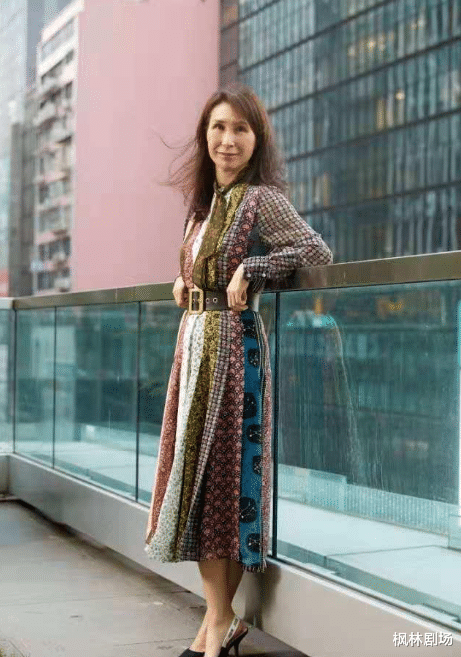 何超琼60岁亲妹露面，长相完全不像姐姐，身家百亿已离婚单身