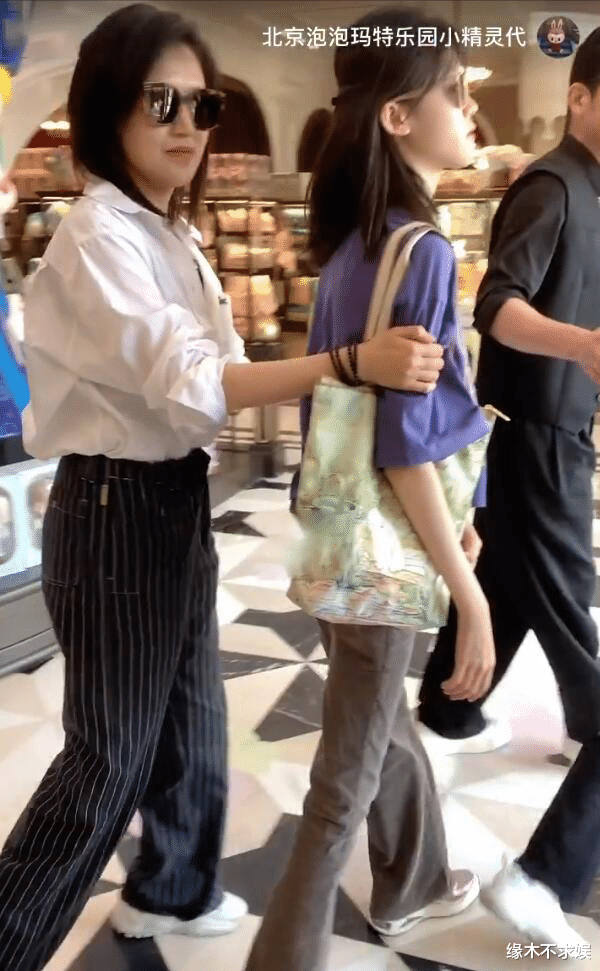 陆毅鲍蕾带女儿外出太吸睛，一人领一个孩子，贝儿姐妹性格反差大！