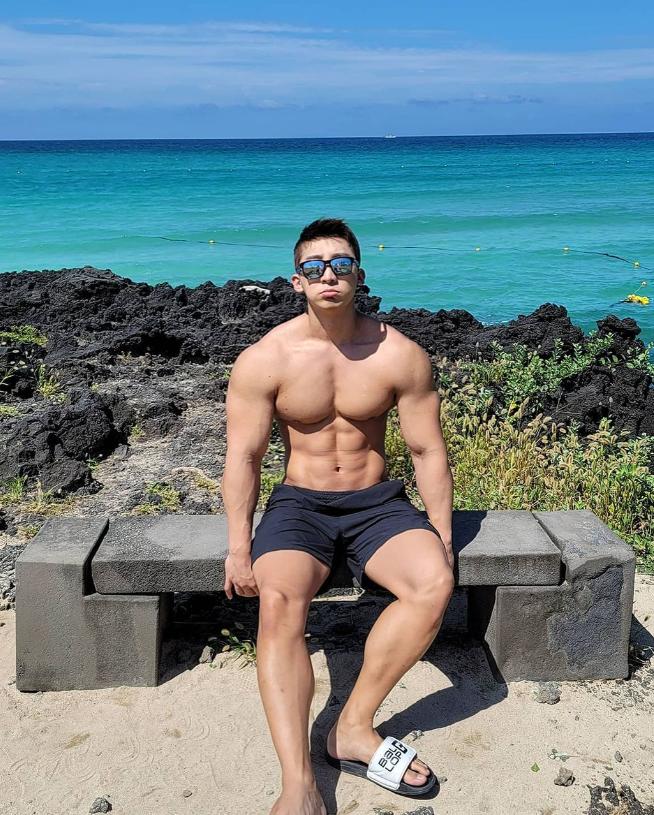 25岁肌肉小鲜肉，粗臂+腹肌，戴上眼镜谁也不爱