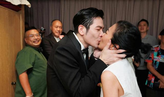 娶“老女人”的5位男星,一个比一个长得帅,是真爱还是另有所图