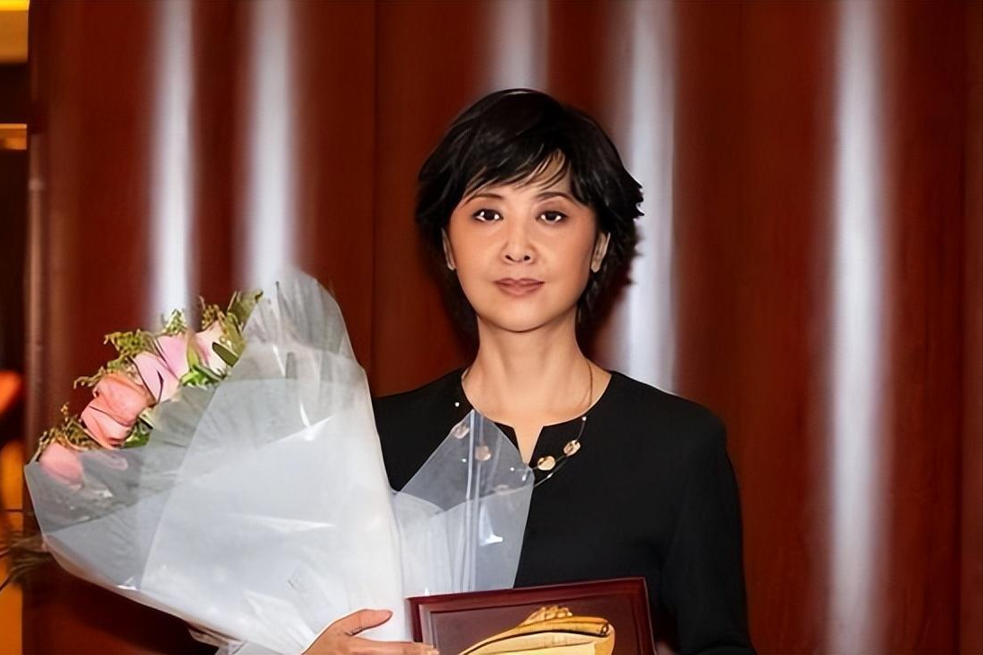 她是中国第一美女，结2次婚都没孩子，如今72岁仍美得令人羡慕！