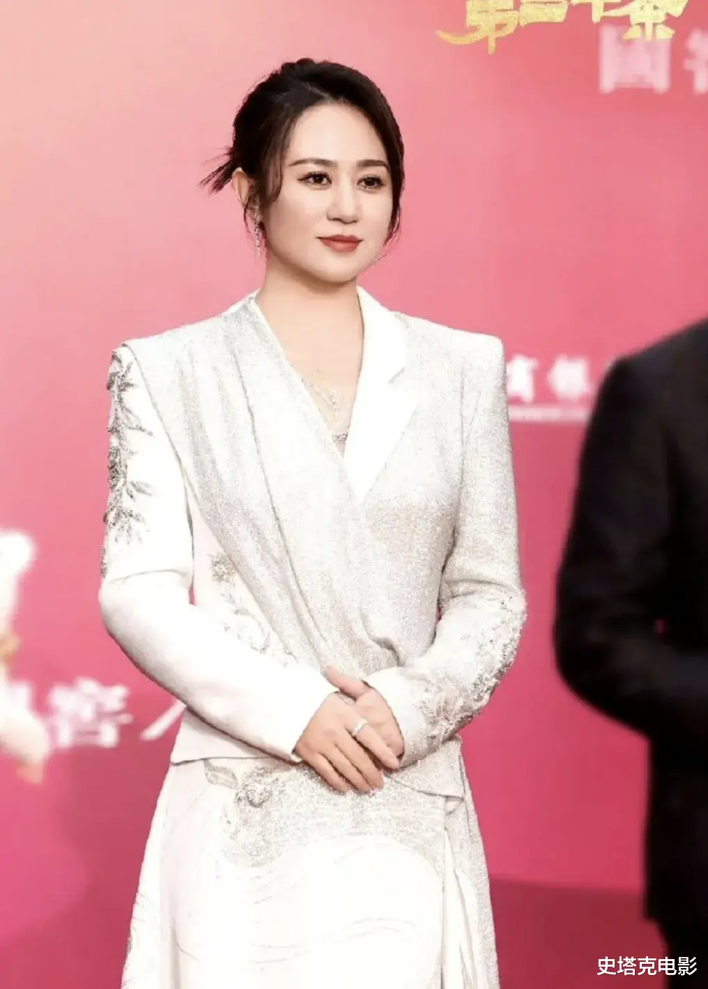 这一夜：「泣不成声」的马丽，没到场的赵丽颖，道尽了内娱的人情世故