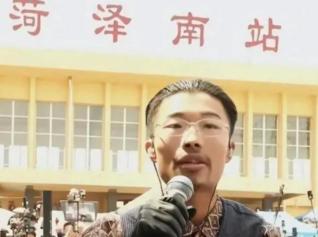 成名半年怒赚8000万,仅靠一首翻唱歌曲逆袭人生,他给家人长脸了