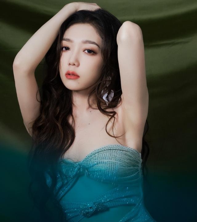 出道就被封杀，因相貌遭受非议，如今获得冠军，“逆袭”登上春晚