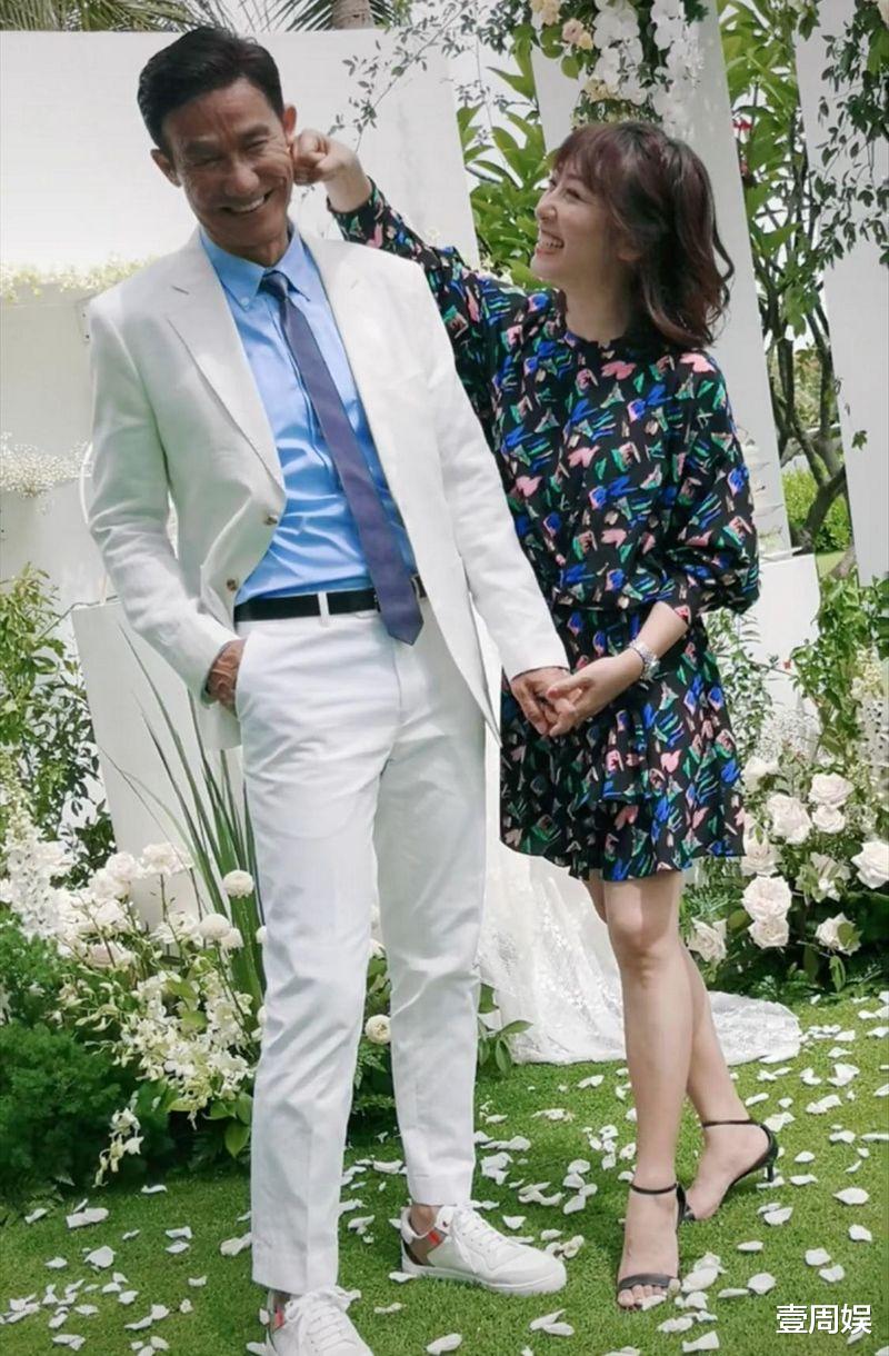 64岁李子雄在马路边啃猪骨，只因老婆是回族，网友：亲嘴要刷牙吗