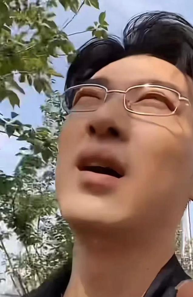 162的萌妹杨咩咩被质疑身高，男友于龙在线辟谣！