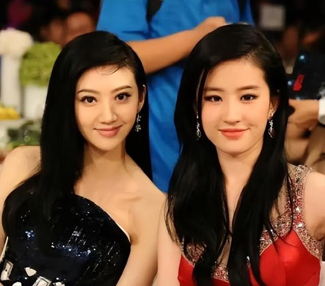 景甜整容翻车了!面部肿胀僵硬,眼睛缩小一倍,女神惨变悲伤蛙