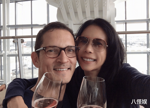 54岁莫文蔚游桂林，看着比同龄老公年轻20岁，结婚13年爱得仍热烈