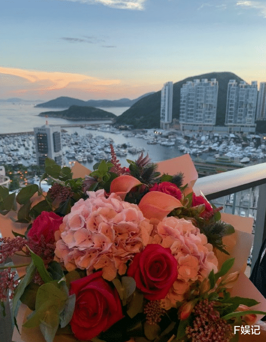 李施嬅宣布与恋爱8年的未婚夫分手 两人4年前订婚但一直没搞婚礼