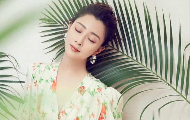 长成“人间水蜜桃”,离婚多年后“绯闻”不断,如今44岁依旧单身