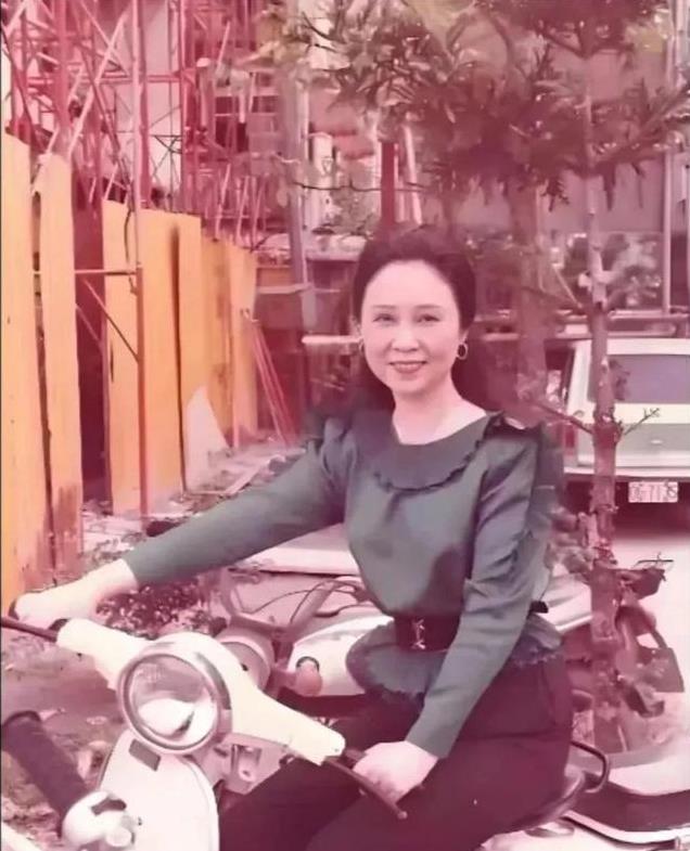 蒋仁才是此生最爱她之人！顶级“恋爱脑”琼瑶，遭遇大型杀猪盘