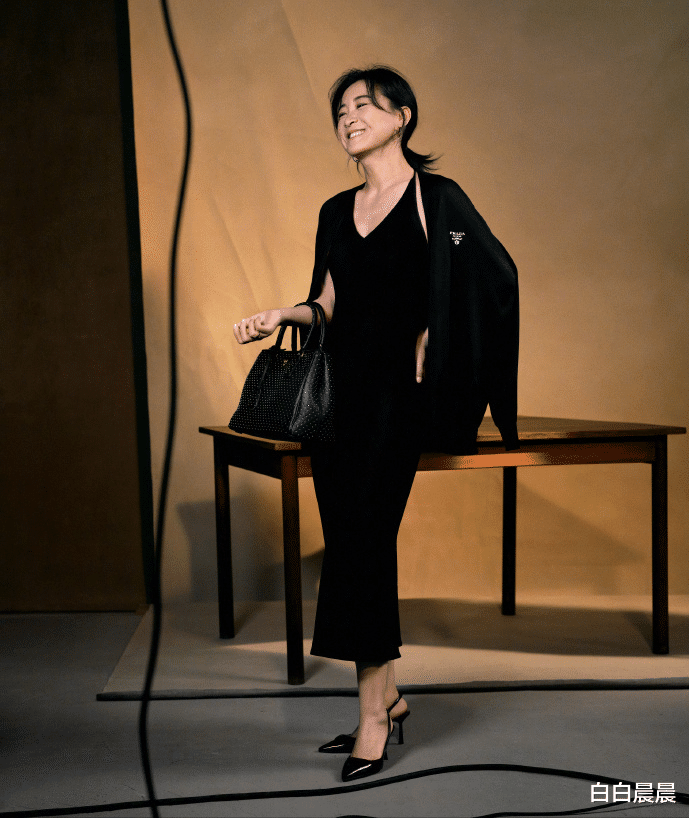 贾玲代言Prada，看着面相都变了???，网友称背后有神秘组织支持