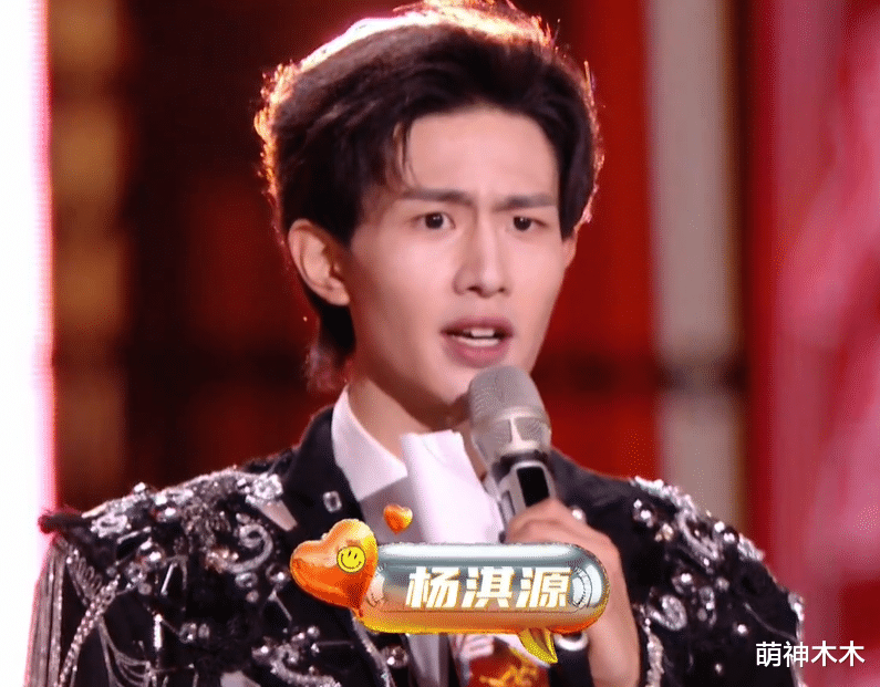 湖南台跨年主持又被吐槽了,何炅带不动新人,没人互动嗓子都哑了