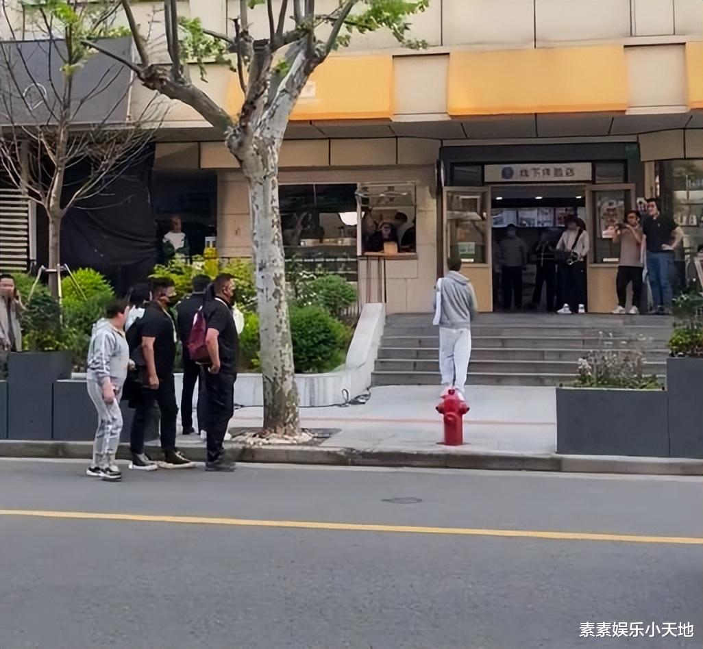 胡歌上街给老婆黄曦宁买包子,下车后步伐轻快心情超好