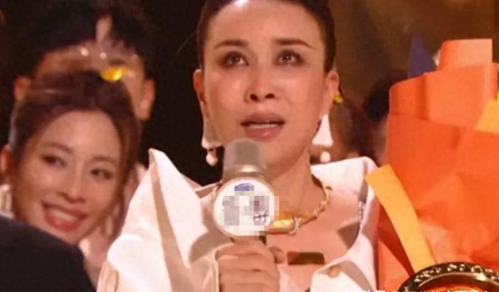 70岁香港歌后嘲讽那英,敢拿冠军是自取其辱,听听自己在唱什么