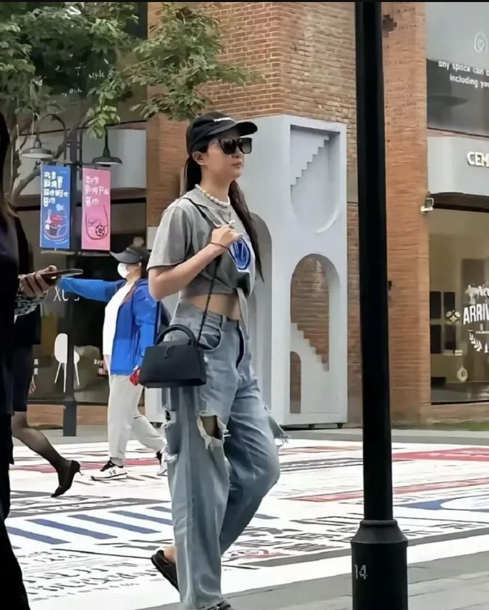 刘亦菲逛街被偶遇,短下长穿出超模比例,素颜出镜也难挡巨星气场