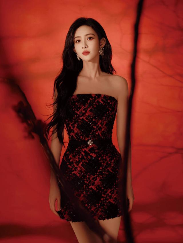 孟子义穿抹胸红裙 身材窈窕 明媚温柔