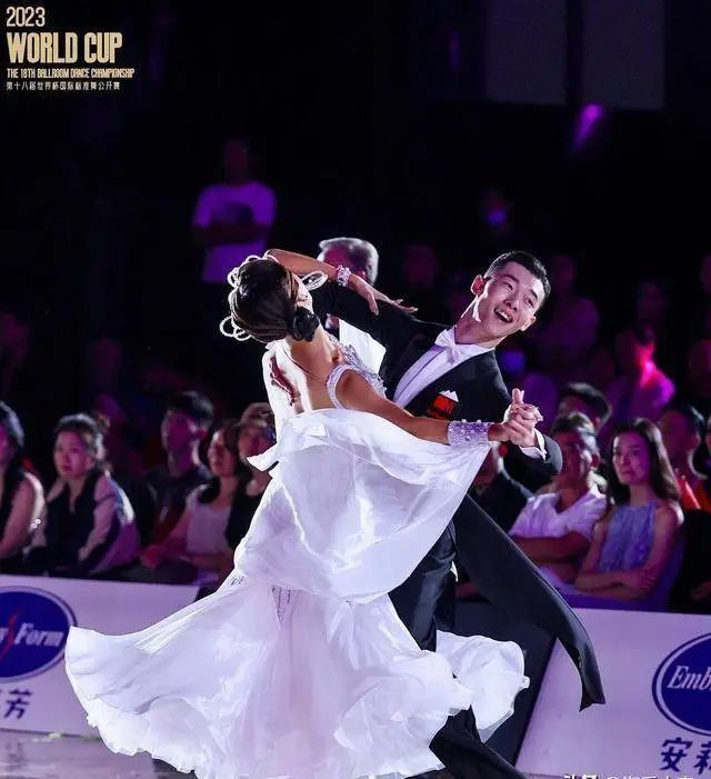 国标舞者闪耀港姐总决赛!祝她铮铮,祝她昂扬!