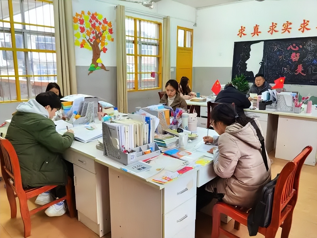 好不容易考上编制的小学男老师，工作才3个月就辞职，原因很现实