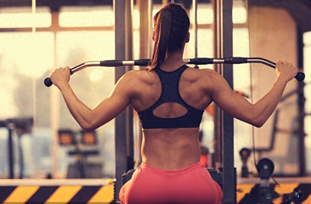 健身塑形、对抗衰老，为何要重视背部，如何训练打造年轻体态？