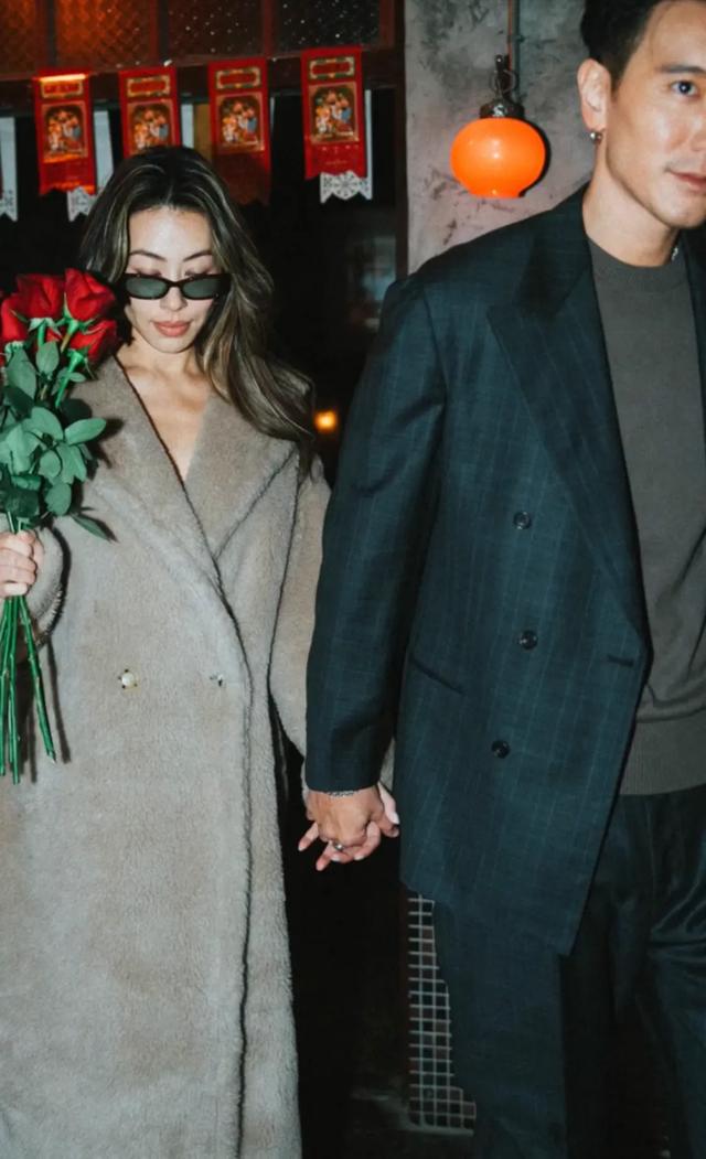 王阳明送爱妻奔驰大G,蔡诗芸笑的合不拢嘴,这份礼物真豪气!