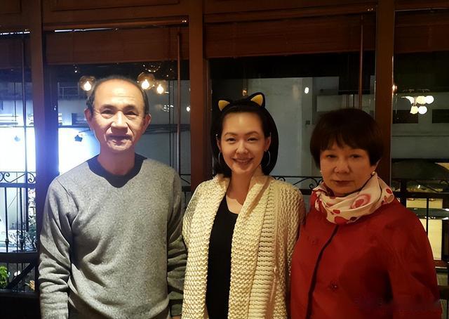 大S与具俊晔灵堂牵手亮相,婆媳不和也要站一排?网友:求剧透!