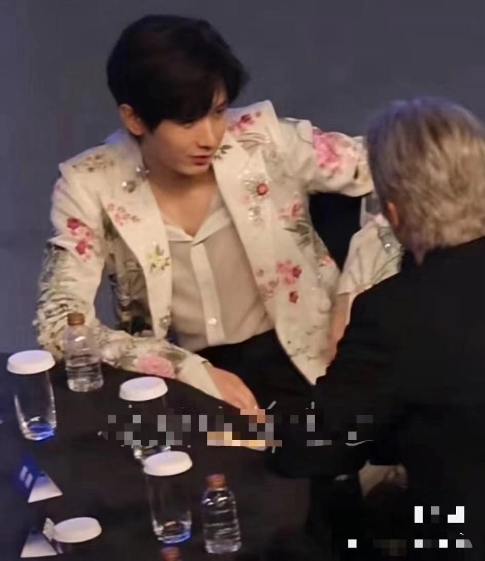 陈晓怎么都想不到,当初身边的小跟班,如今已成了古装“顶流”