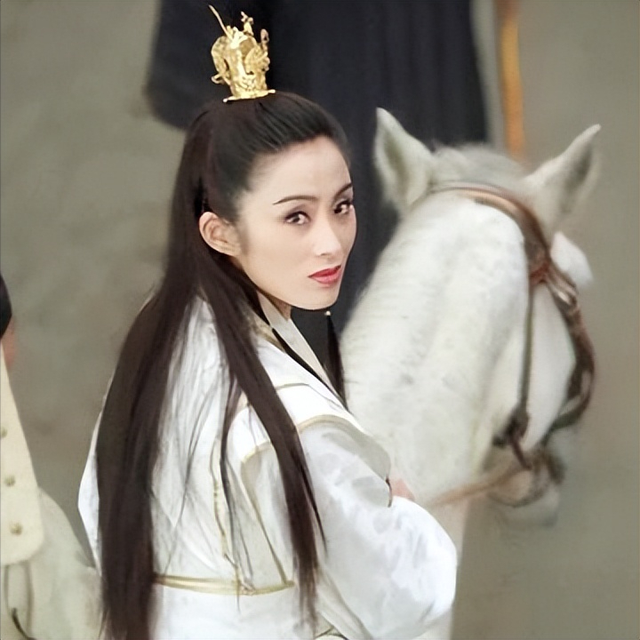 56岁张敏近况曝光,70多斤瘦成纸片人,与小10岁男友长居泰国