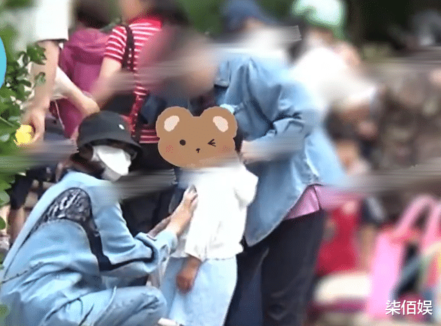 唐艺昕接女儿放学，帮撑伞穿衣服母爱爆棚，小小唐暴风抽高好文静