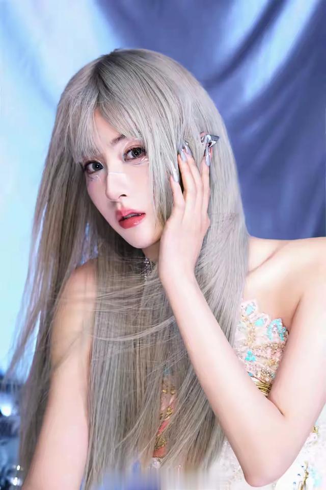 白发妖姬，毛晓慧