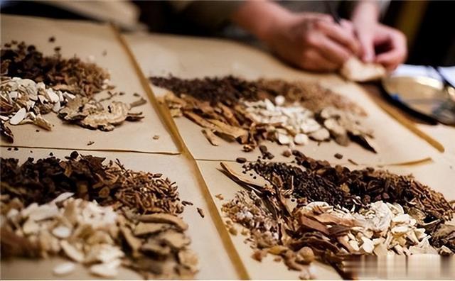 精血充足是健康的基石，这个中成药，可以滋肾填精、补血养肝