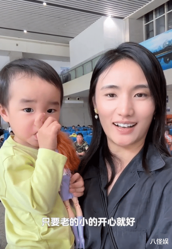 海哈金喜替李亚鹏尽孝,带80岁婆婆度假,婆媳俩喝酒吃串玩尽兴