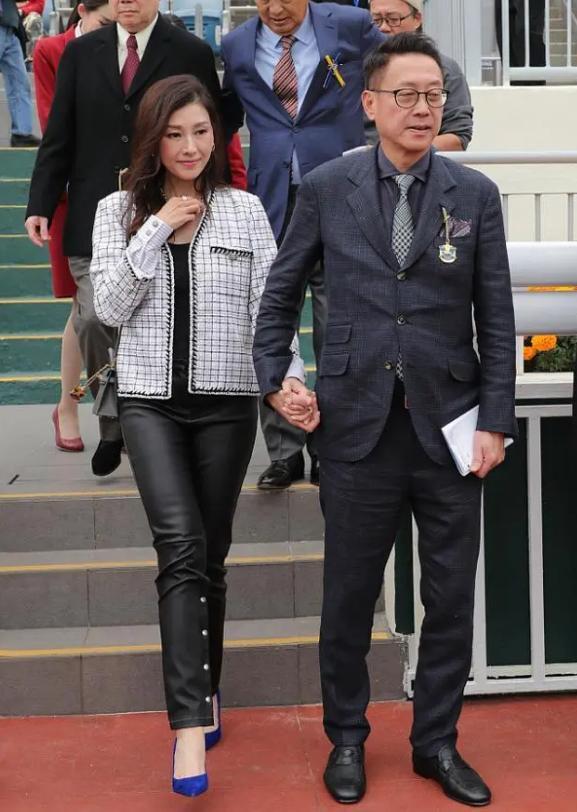 53岁李嘉欣穿搭引争议，土气or时尚？逆龄身材气质爆棚吸睛无数！