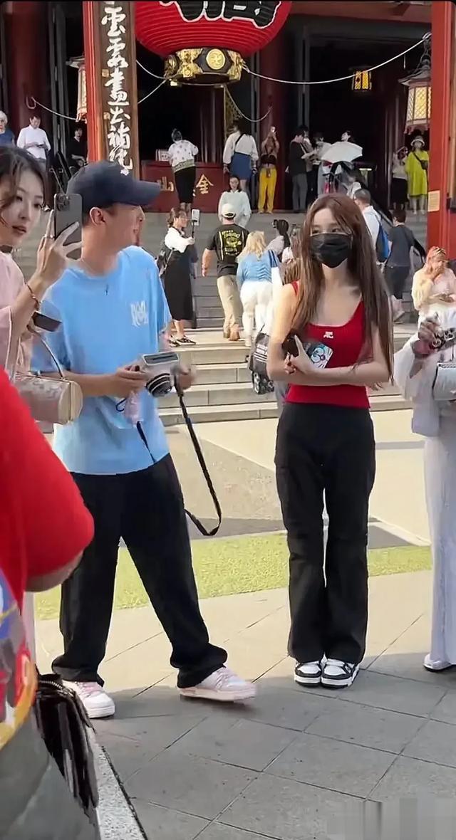 太潇洒!王思聪现身日本浅草寺,带三女伴在身边,懒理私生子风波