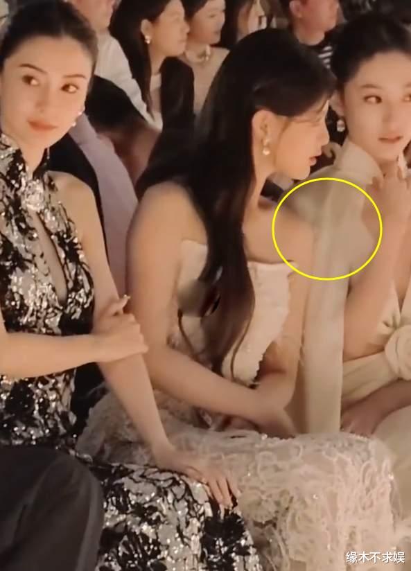 Angelababy上海看秀咖位直降，和00花同框被冷落，生图颜值下跌！