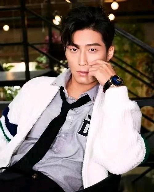 来看看两位型男男演员，行走的荷尔蒙男人味十足，演技精湛。