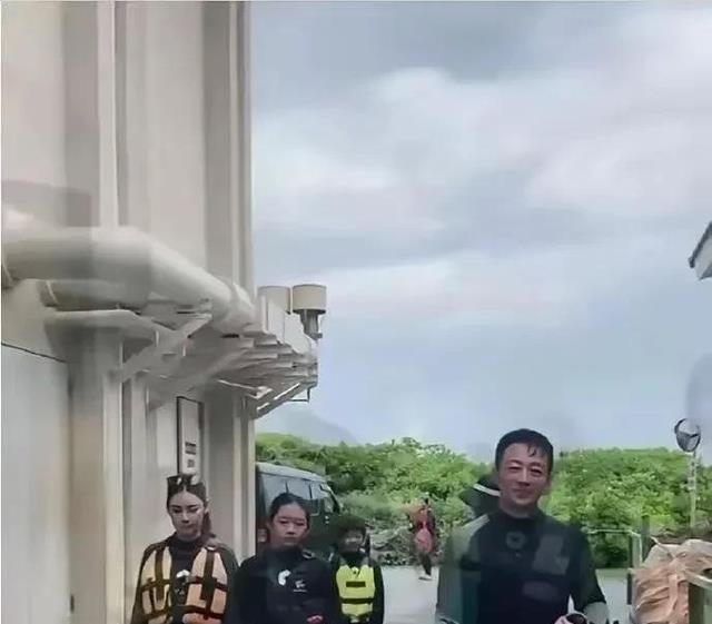 大S女儿小玥儿,终于把头发扎起,露出清秀脸庞,和妈妈一模一样