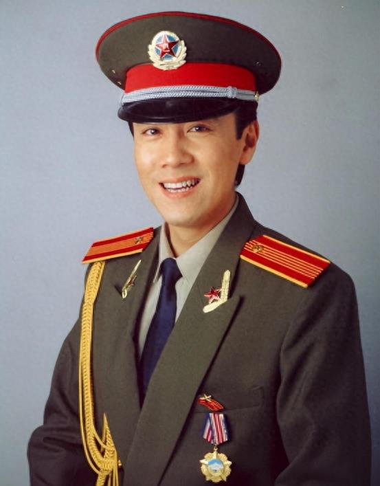 中国演艺圈，军衔大得吓人的5位明星，看看你认识几位？