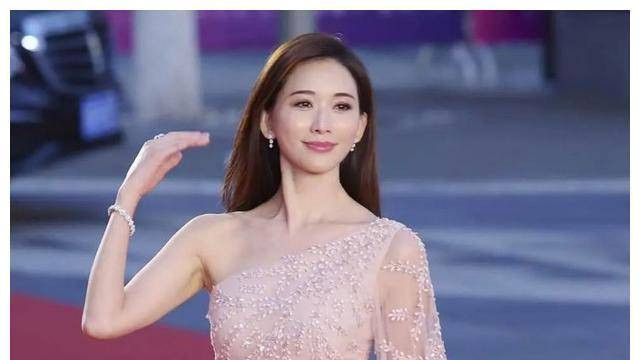 49岁林志玲现状：穿蓝色泳装性感时尚，我直呼黑泽有福气